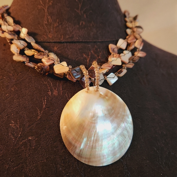 Shell Necklace - Picture 2 of 3